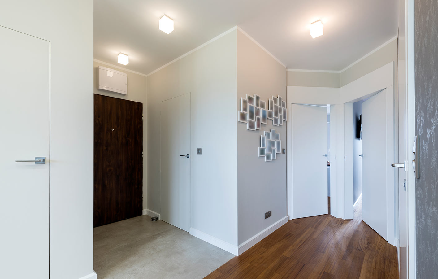 Weiße Türen als moderne Wohnungseingangstür oder Innentüren Blick in einen Flur mit mehreren weißen Türen